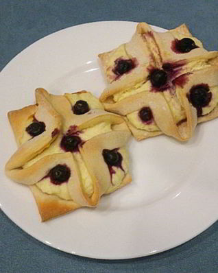 Слоеная выпечка с творожной начинкой