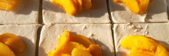 слоеные конвертики с персиком