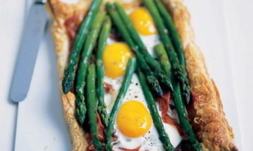 Рецепт слоек с беконом, яйцом и спаржей