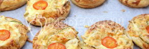 слойки с белыми грибами и овощами