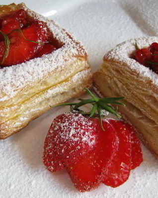 Слойки с клубникой в розмариновом меду