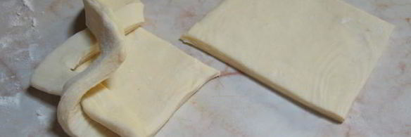 слойки с клубникой в розмариновом меду