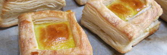 слойки с клубникой в розмариновом меду