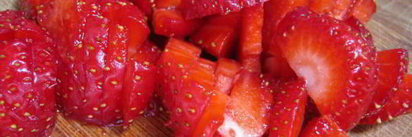 слойки с клубникой в розмариновом меду