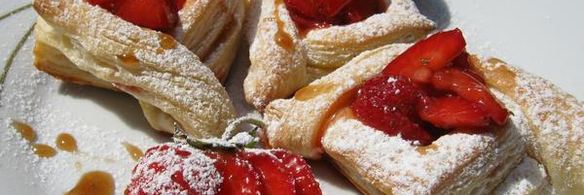 слойки с клубникой в розмариновом меду