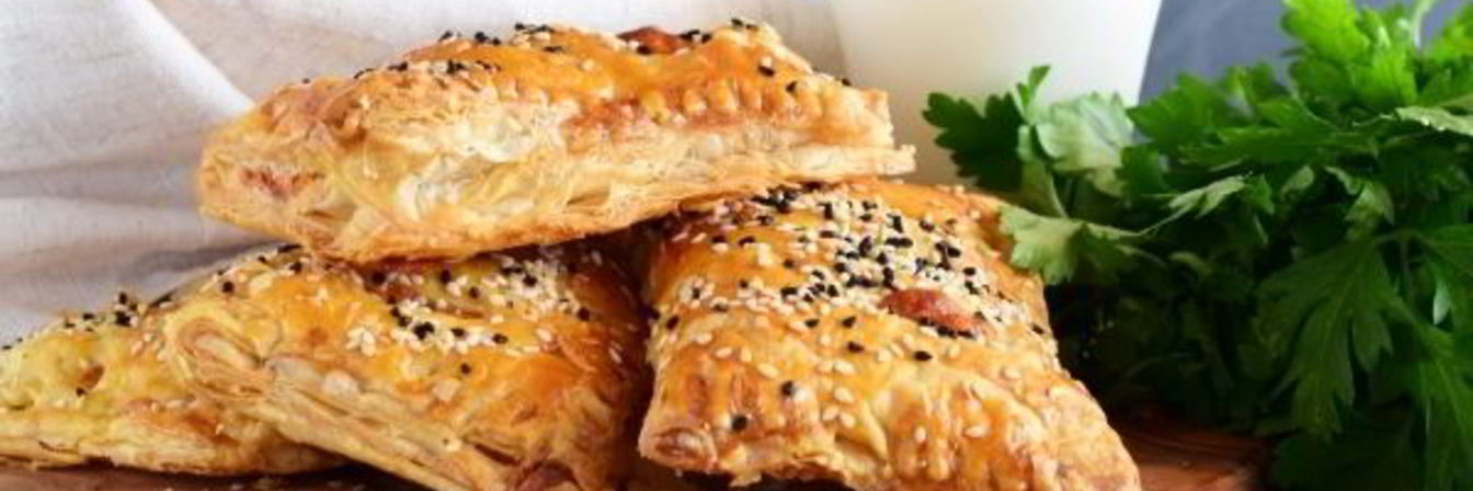 Слойки с колбасой и сыром