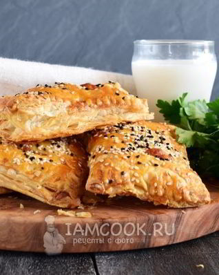 Слойки с колбасой и сыром