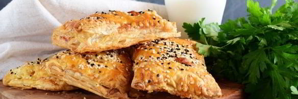 слойки с колбасой и сыром