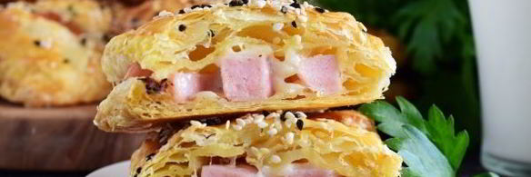 слойки с колбасой и сыром