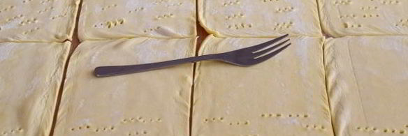 слойки с колбасой и сыром