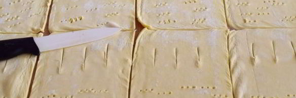 слойки с колбасой и сыром