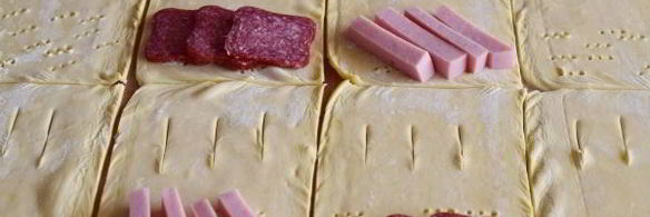 слойки с колбасой и сыром