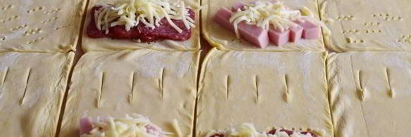 слойки с колбасой и сыром