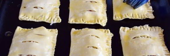 слойки с колбасой и сыром