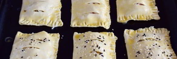 слойки с колбасой и сыром