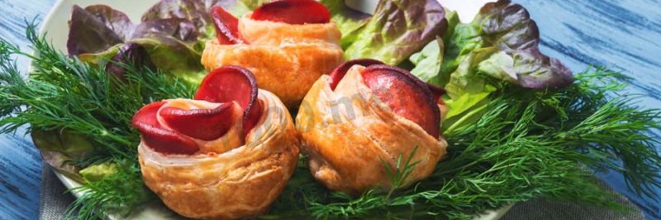 Слойки с колбасой из слоеного теста