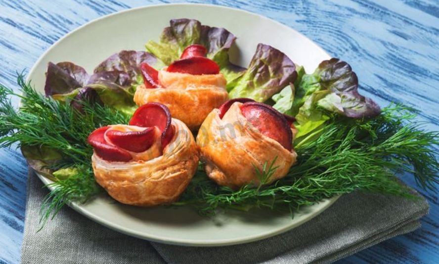 Рецепт слоек с колбасой из слоеного теста