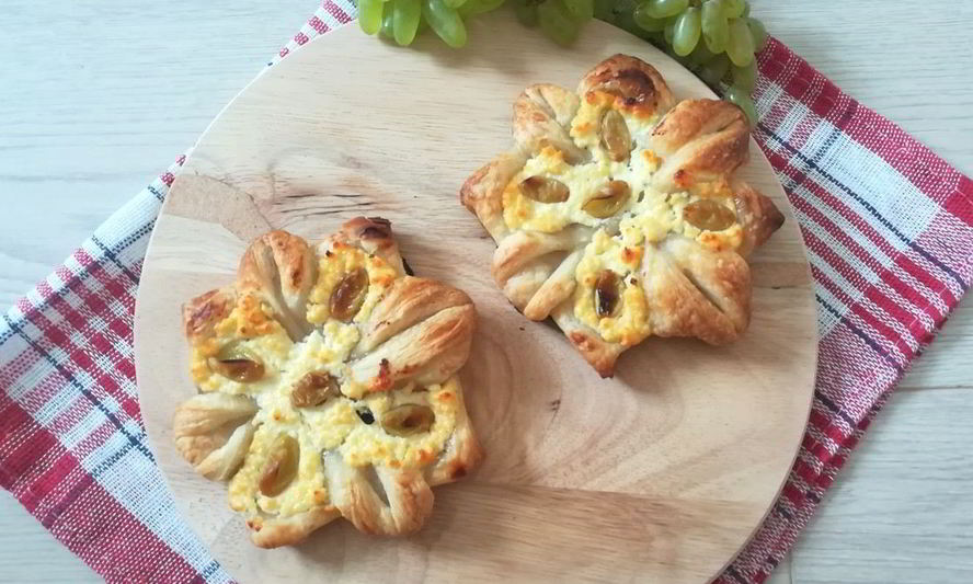 Рецепт слоек с творогом и виноградом
