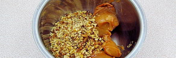 слойки с вареной сгущенкой и орехами