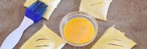 слойки с вареньем из слоеного теста