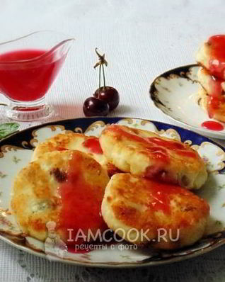 Сырники с изюмом и соусом из вишни