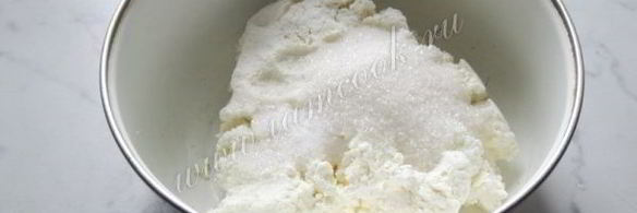 сырники с изюмом и соусом из вишни