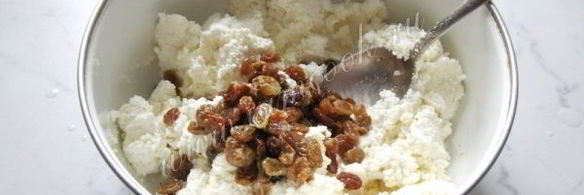 сырники с изюмом и соусом из вишни