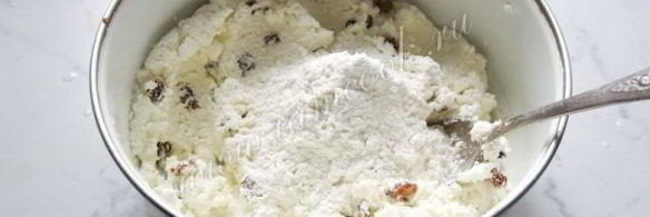 сырники с изюмом и соусом из вишни