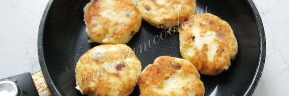 сырники с изюмом и соусом из вишни