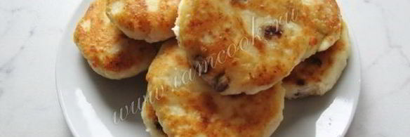 сырники с изюмом и соусом из вишни