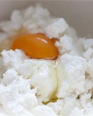 Сырники с вишневым соусом и корицей