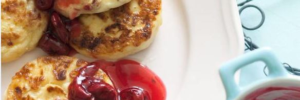 сырники с вишневым соусом и корицей