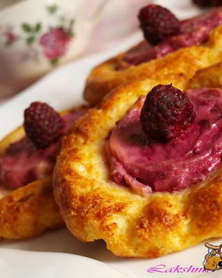 Запеченные сырники с ягодно-кремовой начинкой