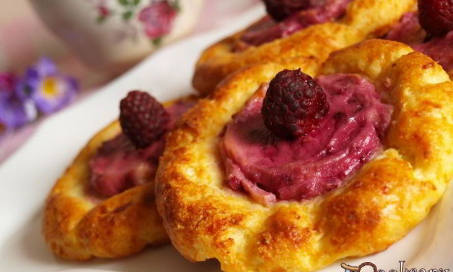 Рецепт запеченных сырников с ягодно-кремовой начинкой