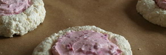 запеченные сырники с ягодно-кремовой начинкой