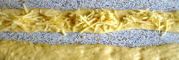 сырная косичка из дрожжевого теста