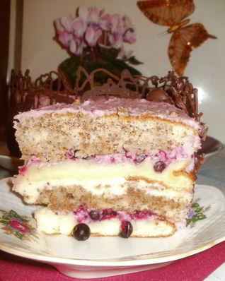 Бисквитный торт с орехово-смородиновой ноткой
