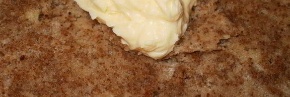 бисквитный торт с орехово-смородиновой ноткой