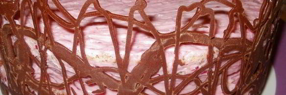 бисквитный торт с орехово-смородиновой ноткой