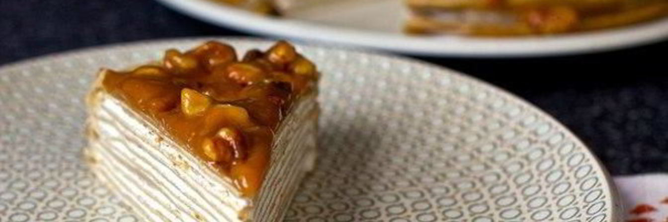 Блинный торт с бананом и ореховой глазурью