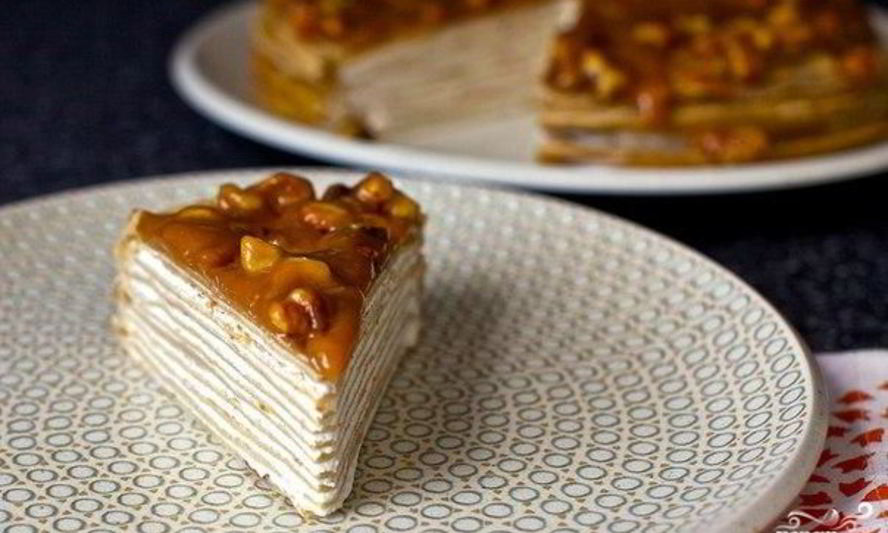 Рецепт блинного торта с бананом и ореховой глазурью