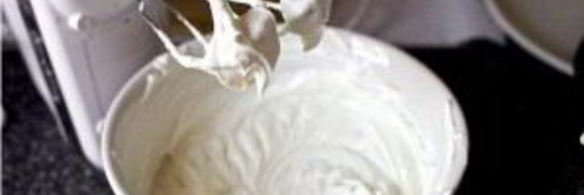 блинный торт с бананом и ореховой глазурью