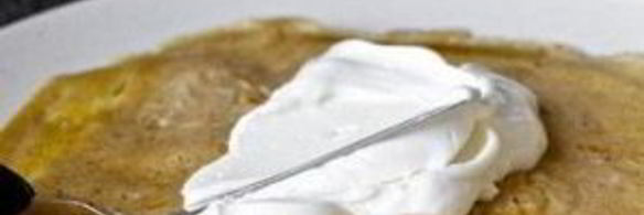 блинный торт с бананом и ореховой глазурью