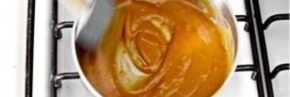 блинный торт с бананом и ореховой глазурью