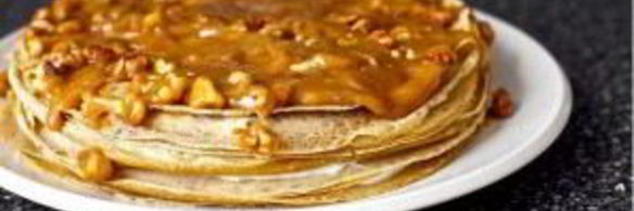 блинный торт с бананом и ореховой глазурью