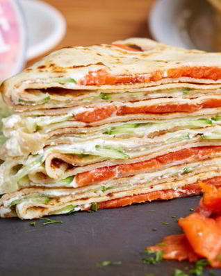 Блинный торт со слабосоленой неркой и сыром маскарпоне