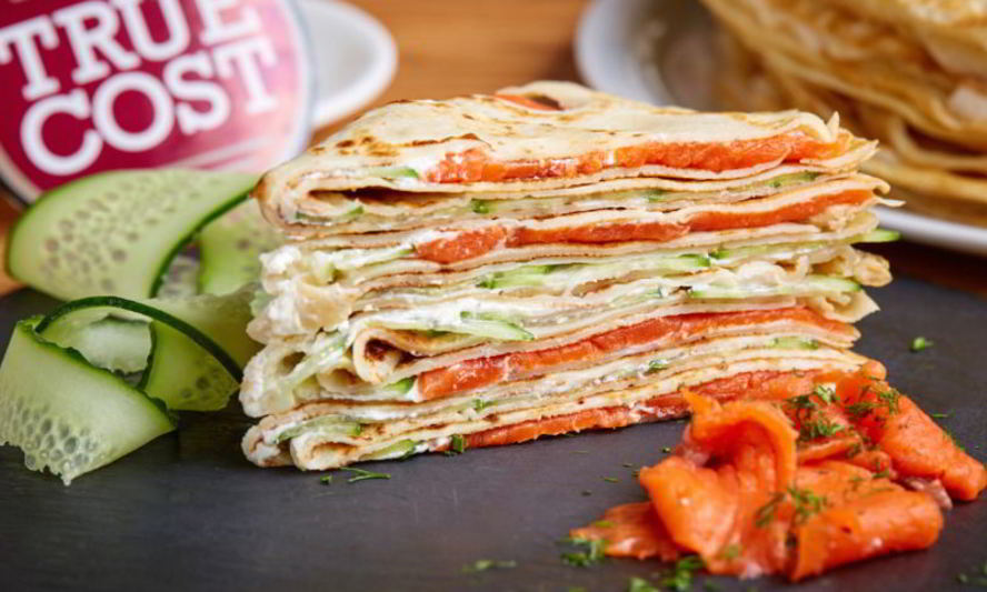 Рецепт блинного торта со слабосоленой неркой и сыром маскарпоне