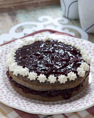 Маковый торт с вареньем и взбитыми сливками