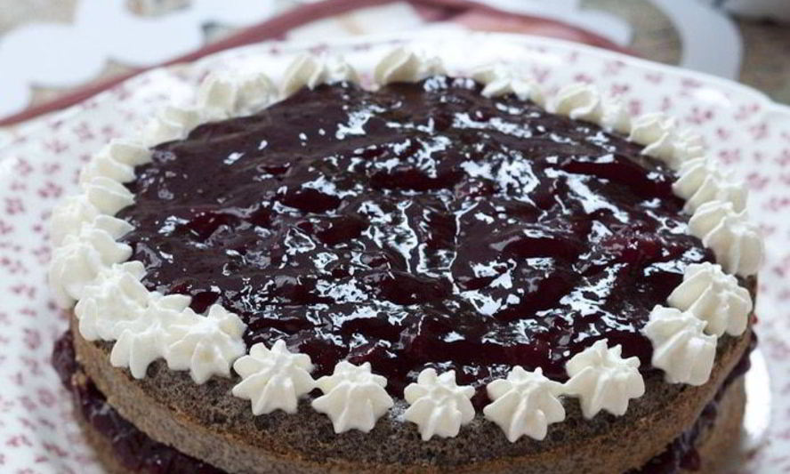 Рецепт макового торта с вареньем и взбитыми сливками