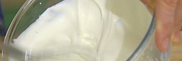 маковый торт с вареньем и взбитыми сливками